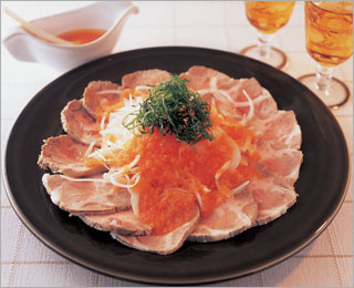 【完成写真】ゆで豚とたっぷりオニオンのにんじんドレッシングがけ